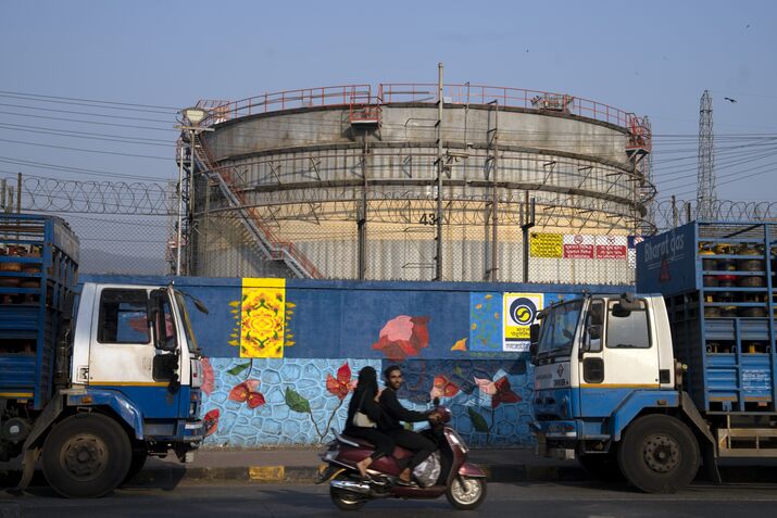 Refineries in Mumbai as Indian Refiners Eye Russian Oil Again Amid Iran Crisis