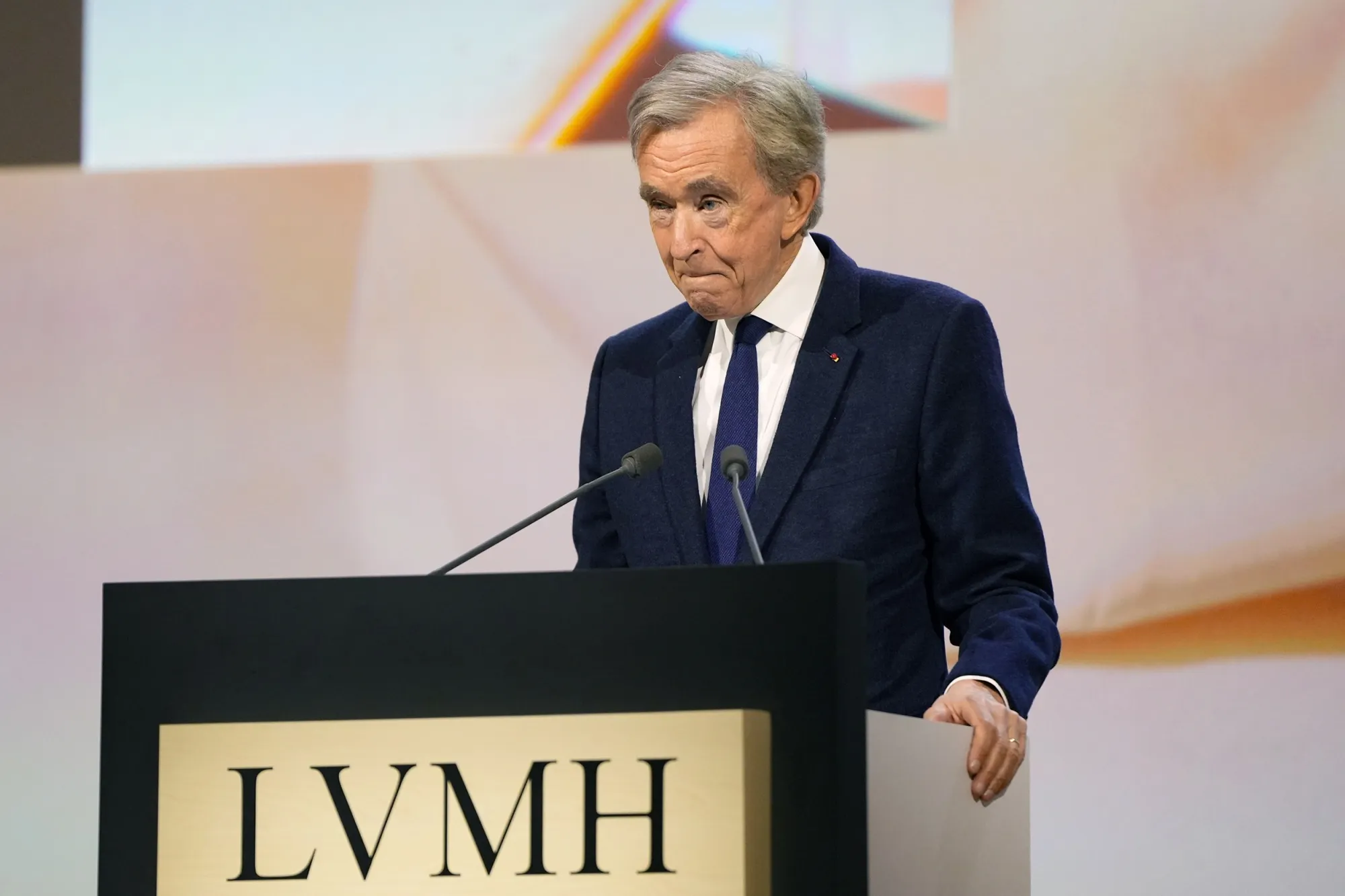 LVMH、アルノーCEOの巨大帝国に揺らぎ－中国失速や米国関税で