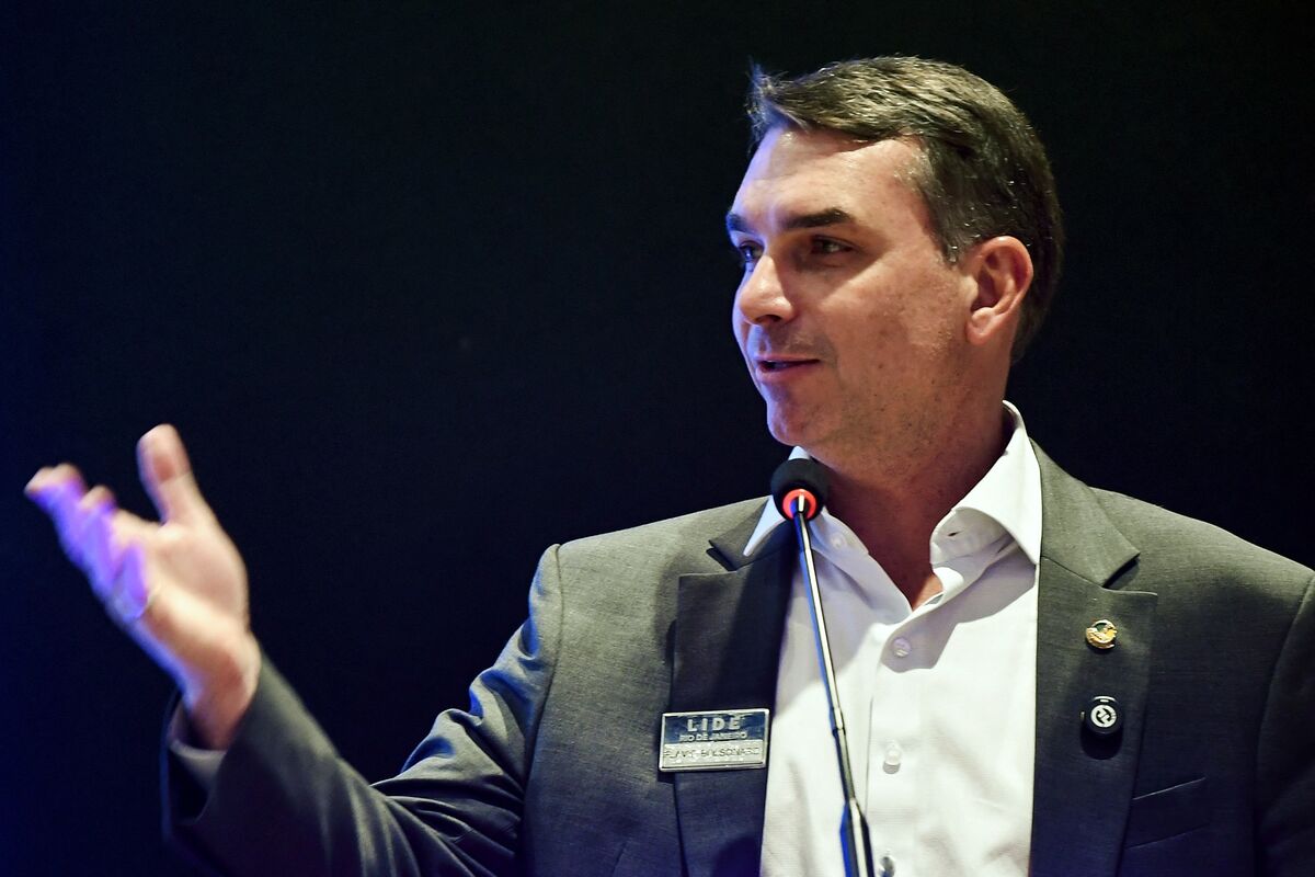 Bolsonaro Says Ex-Caixa CEO to Join Campaign as Economic Adviser