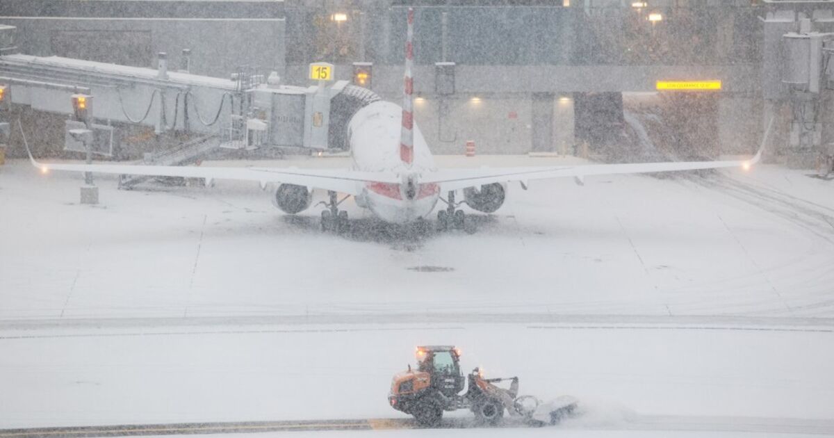 bloomberg.com - US Airlines Cut More Flights, Brace for Another Storm