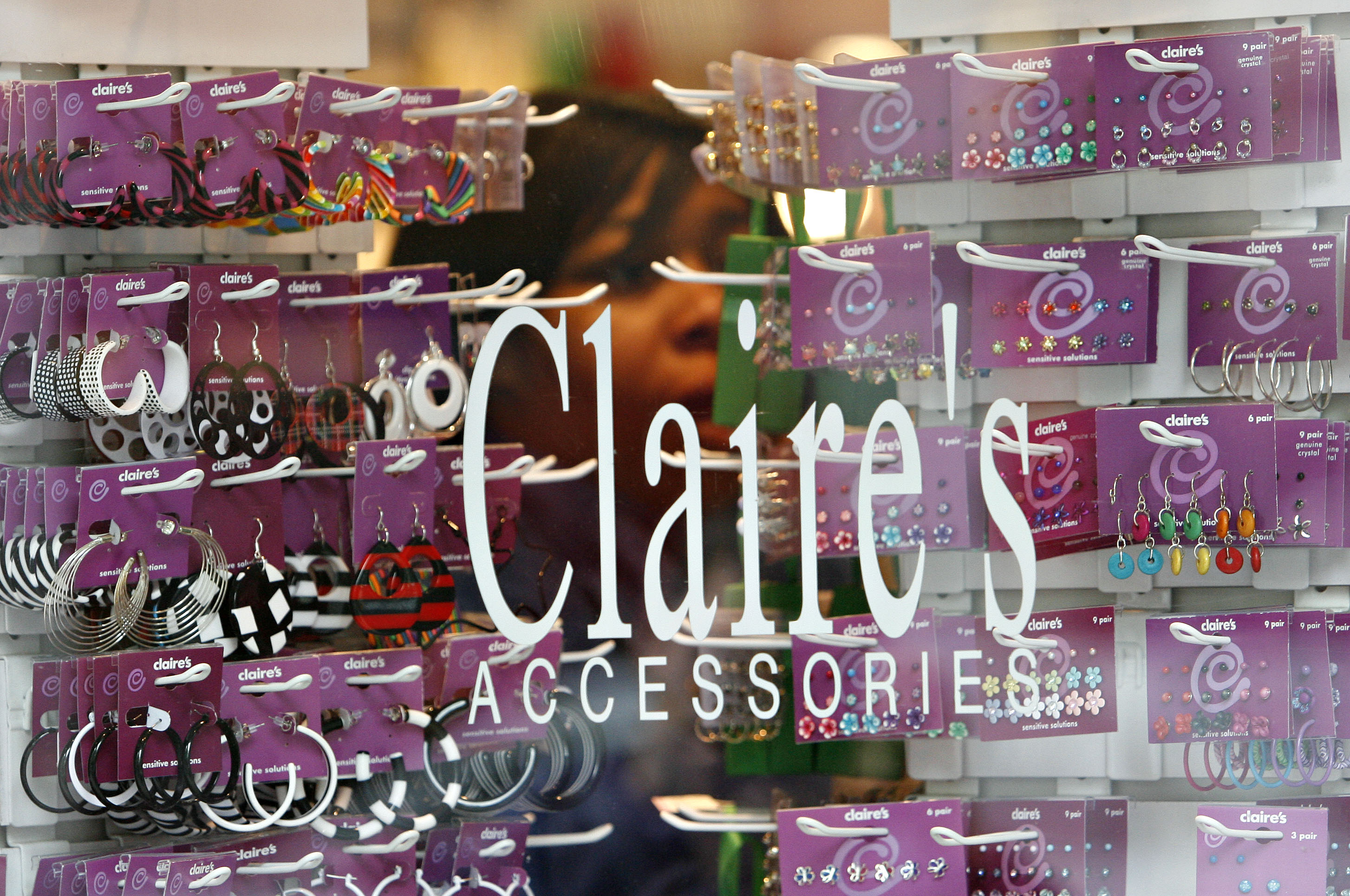 læser spejl ubemandede Earring and Piercing Retail Chain Claire's Files to Go Public - Bloomberg