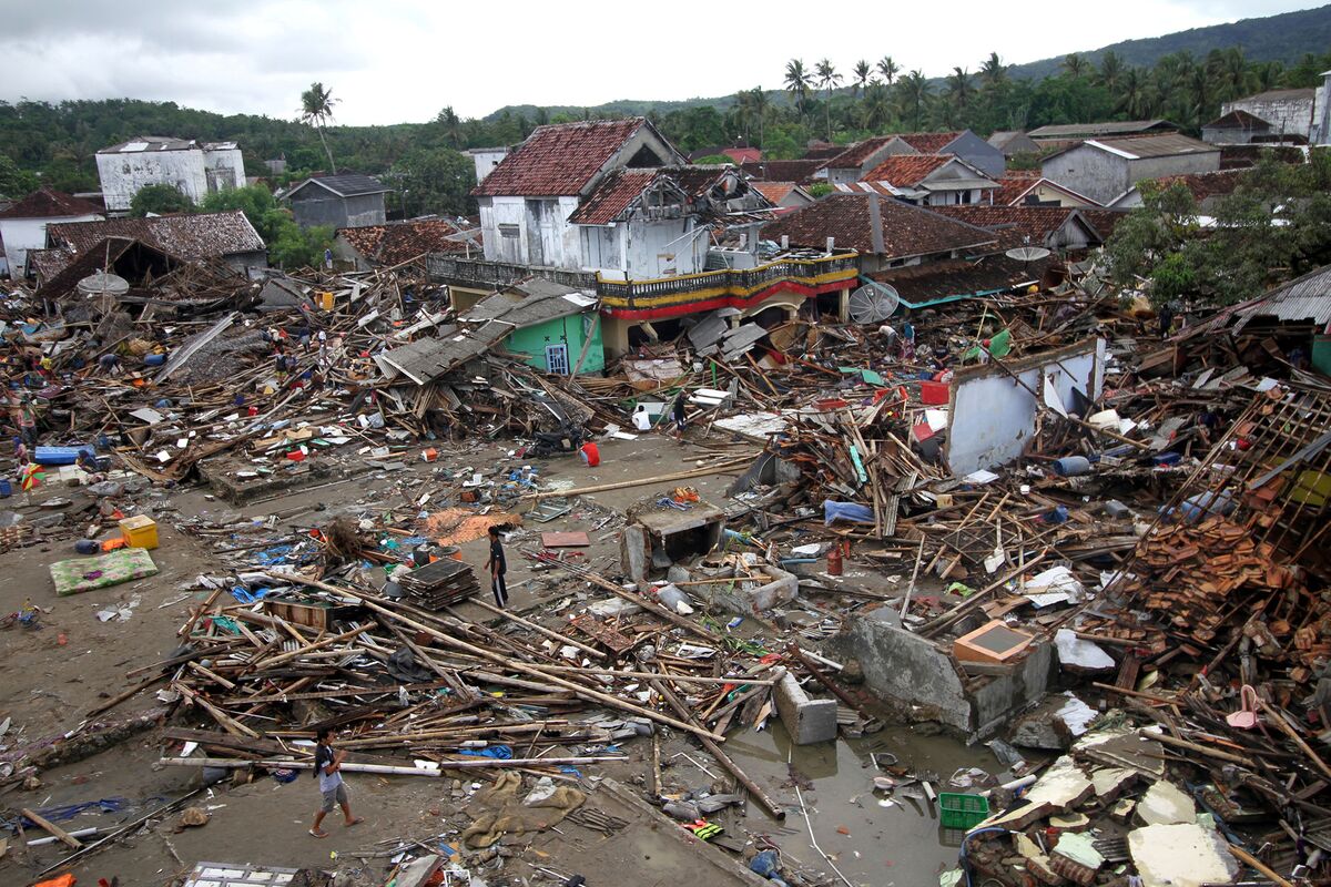 Rescuers Search Rubble as Indonesia Tsunami Toll Nears 400 - Bloomberg