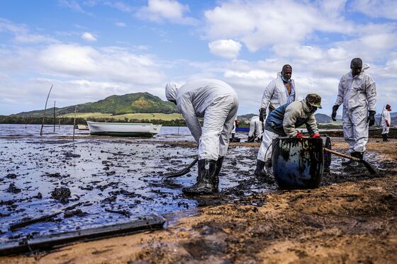 Oil Cleanup Continues on Mauritian Coast as Liability Probed
