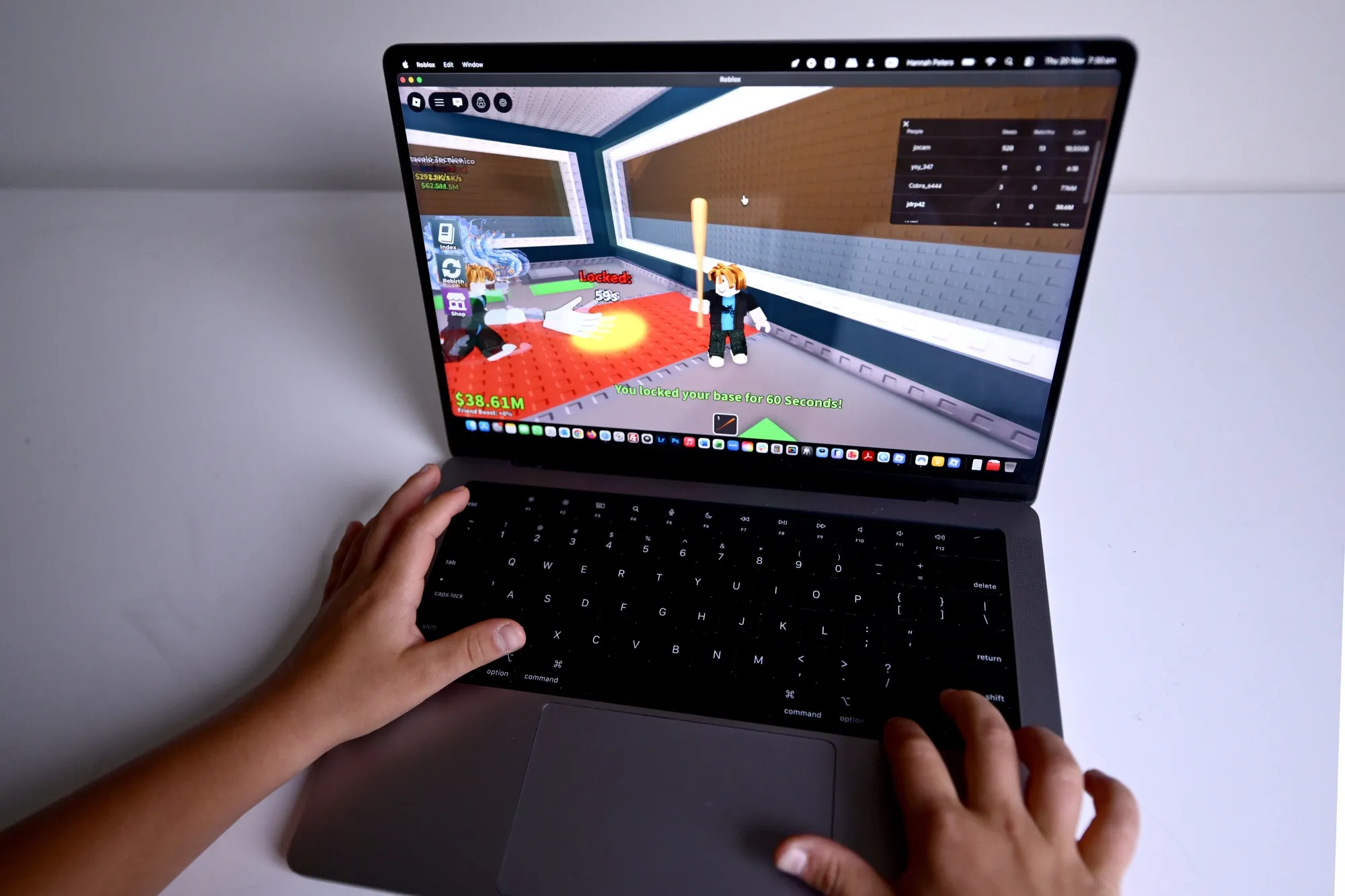 A child plays&nbsp;“Steal A Brainrot” on the Roblox platform.