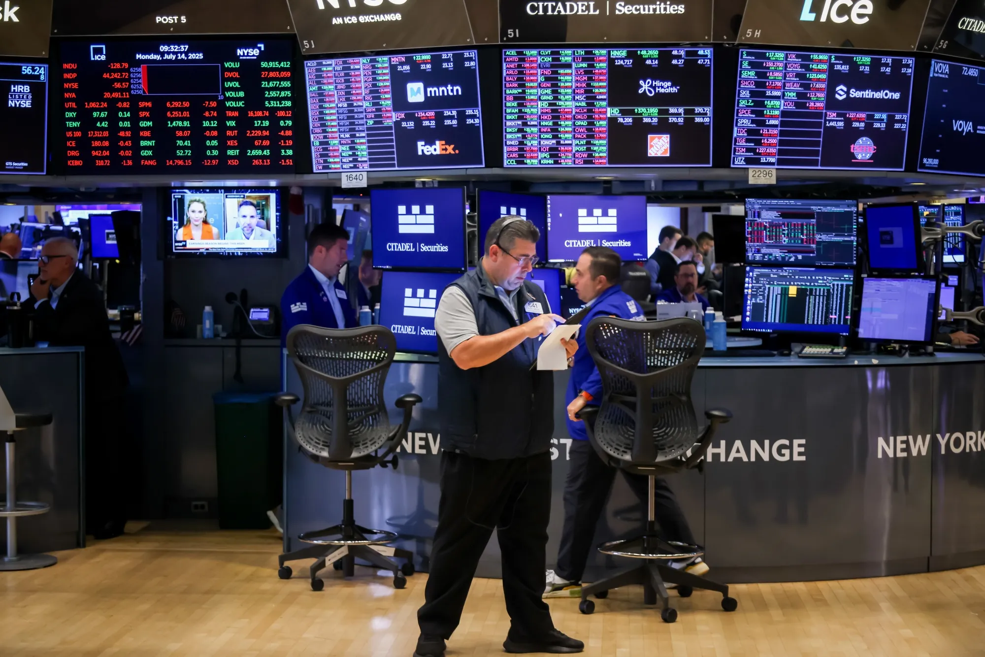 Acciones suben por apuestas a recortes de la Fed.