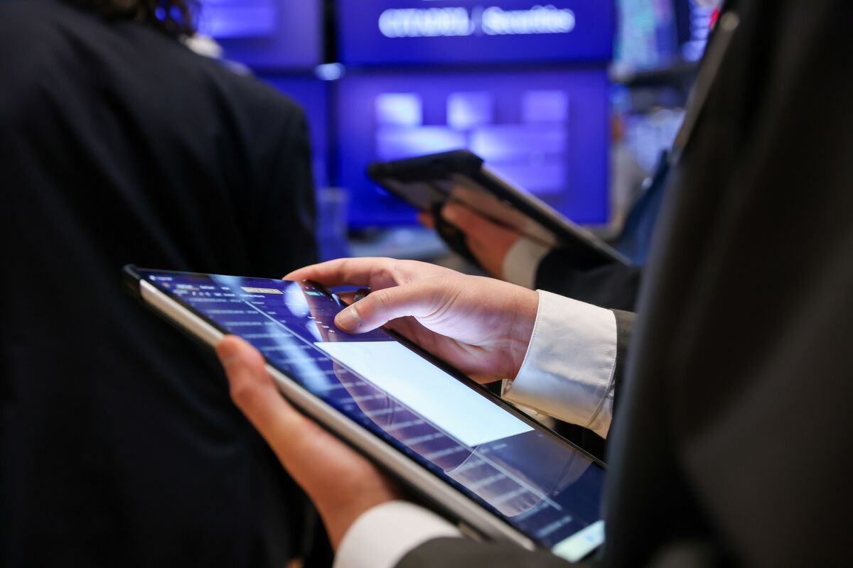 bloomberg.com - Caleb Mutua - AI Isn't Replacing Credit Hedge Fund Traders Yet, Barclays Says