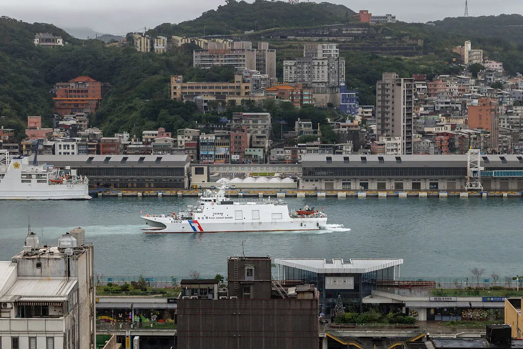 台湾周辺で中国軍が軍事演習を行う中、基隆港に停泊する台湾海巡署の艦艇
