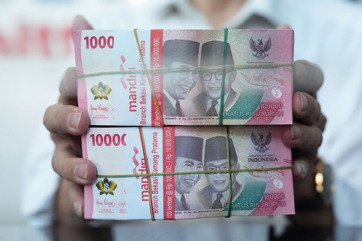 Indonesia Seen Hiking Rate in Close Call to Help Fragile Rupiah