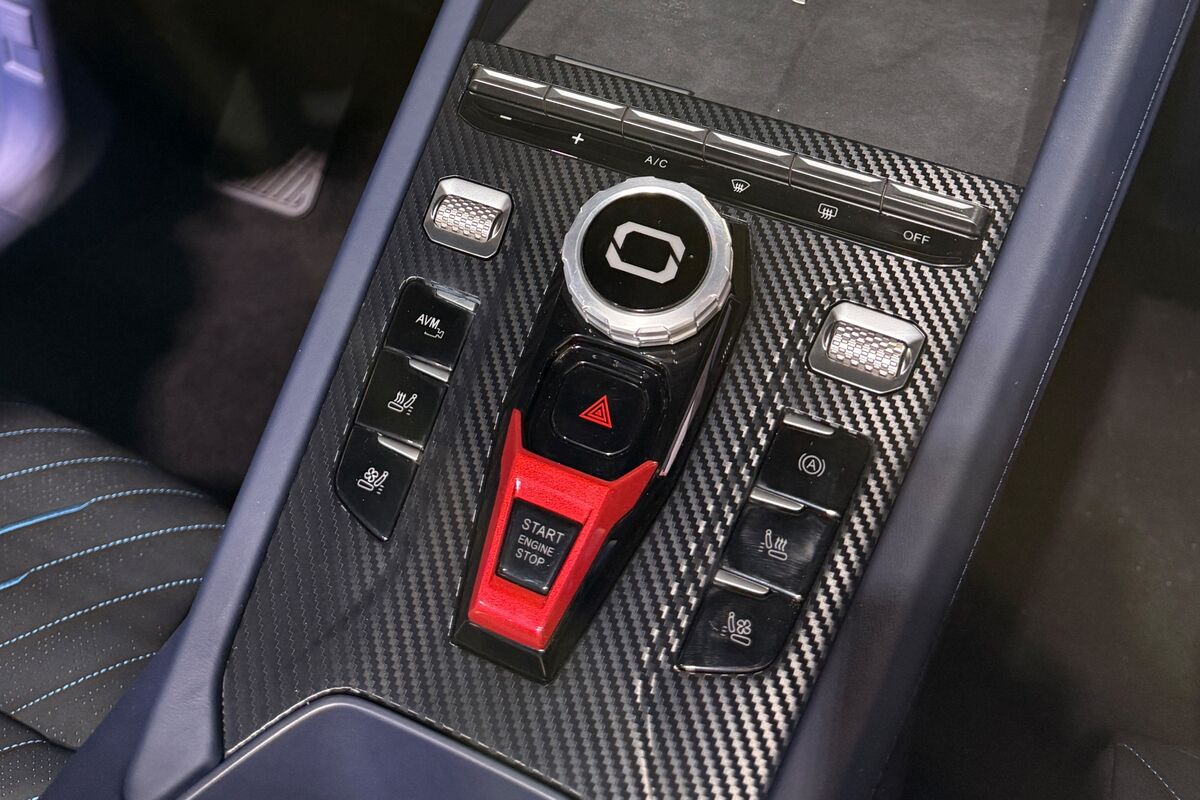 bloomberg.com - China Carmakers Go Back to Design Basics With Buttons and Knobs