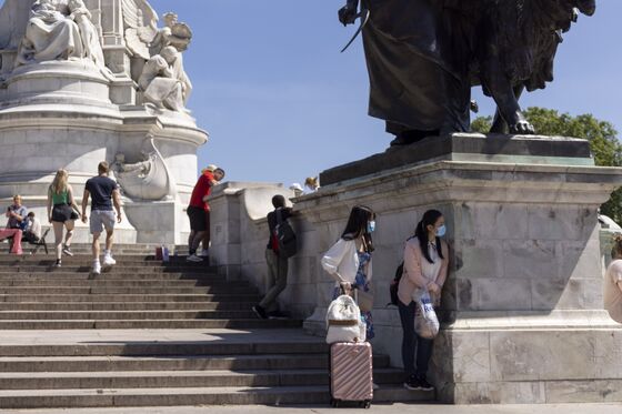 Queen Elizabeth II’s U.K. Tourist Income Falls 53% in Pandemic