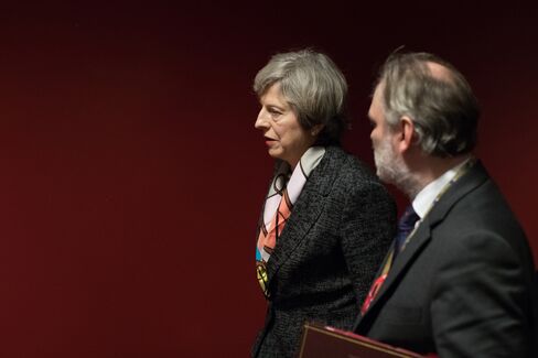 英国のメイ首相とバロー駐EU大使(9日、ブリュッセル)
