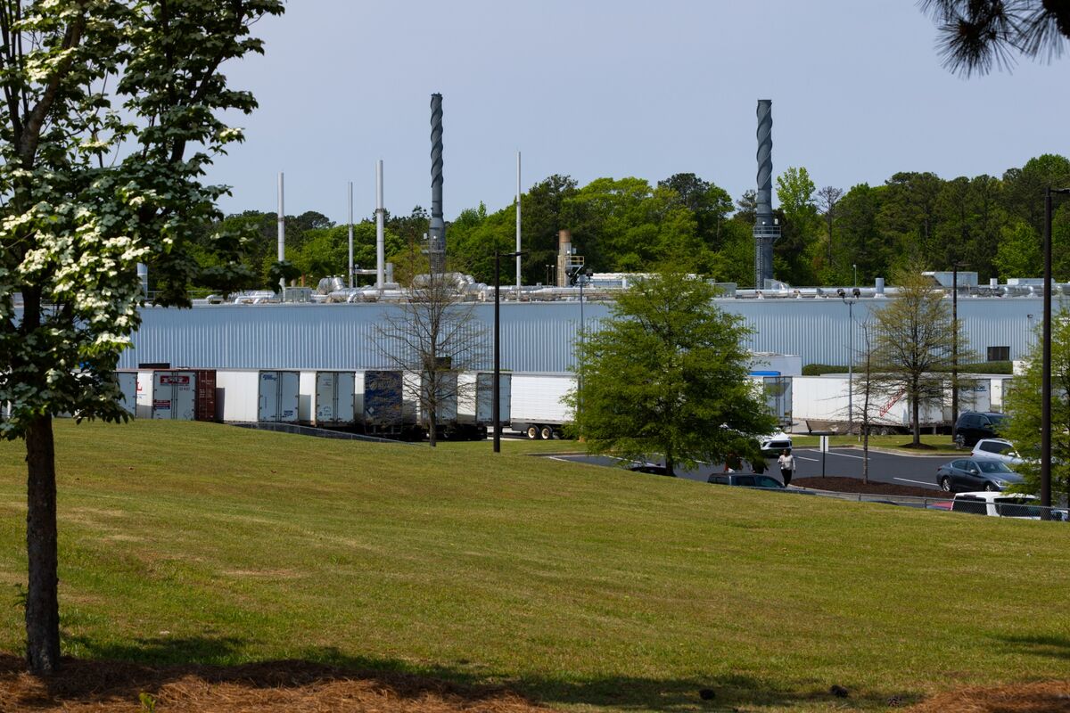 bloomberg.com - Leslie Kaufman - Toxic Gas-Emitting Plants Get Pollution Reprieve Under Trump