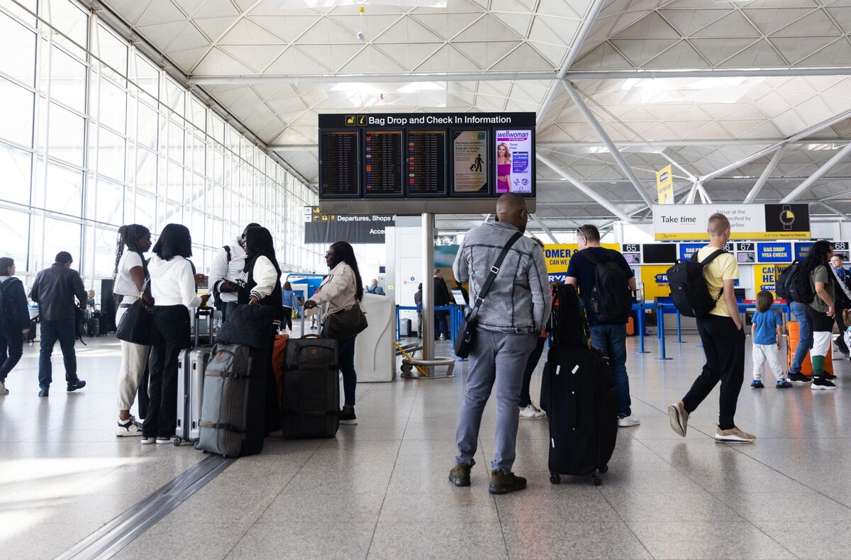 Bank of England Warns Holidaymakers to Expect Higher Airfares