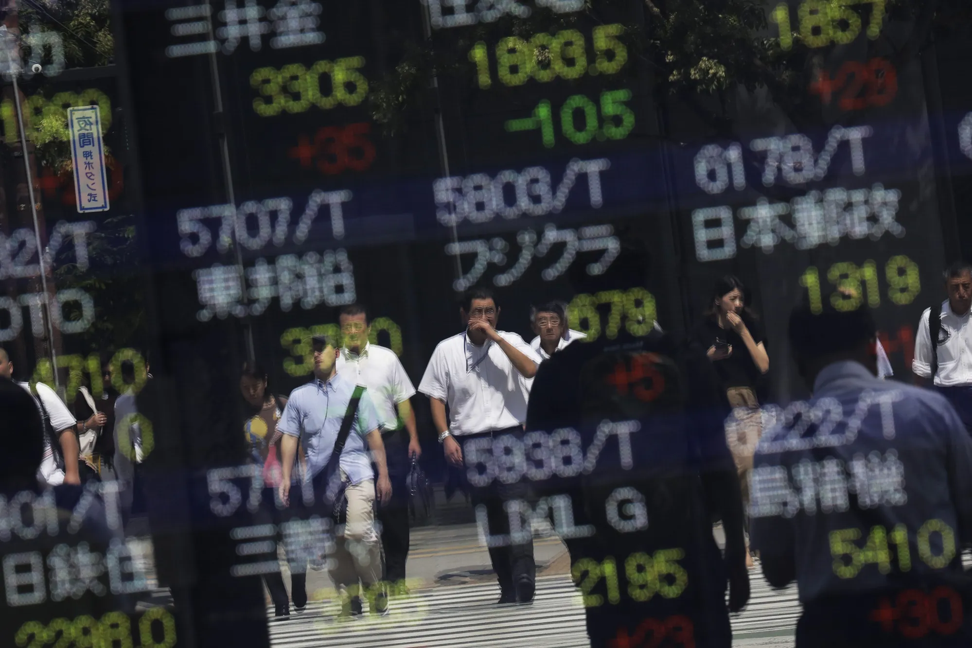 Advance in Japanese Stocks Loses Steam as Trade Concerns Linger