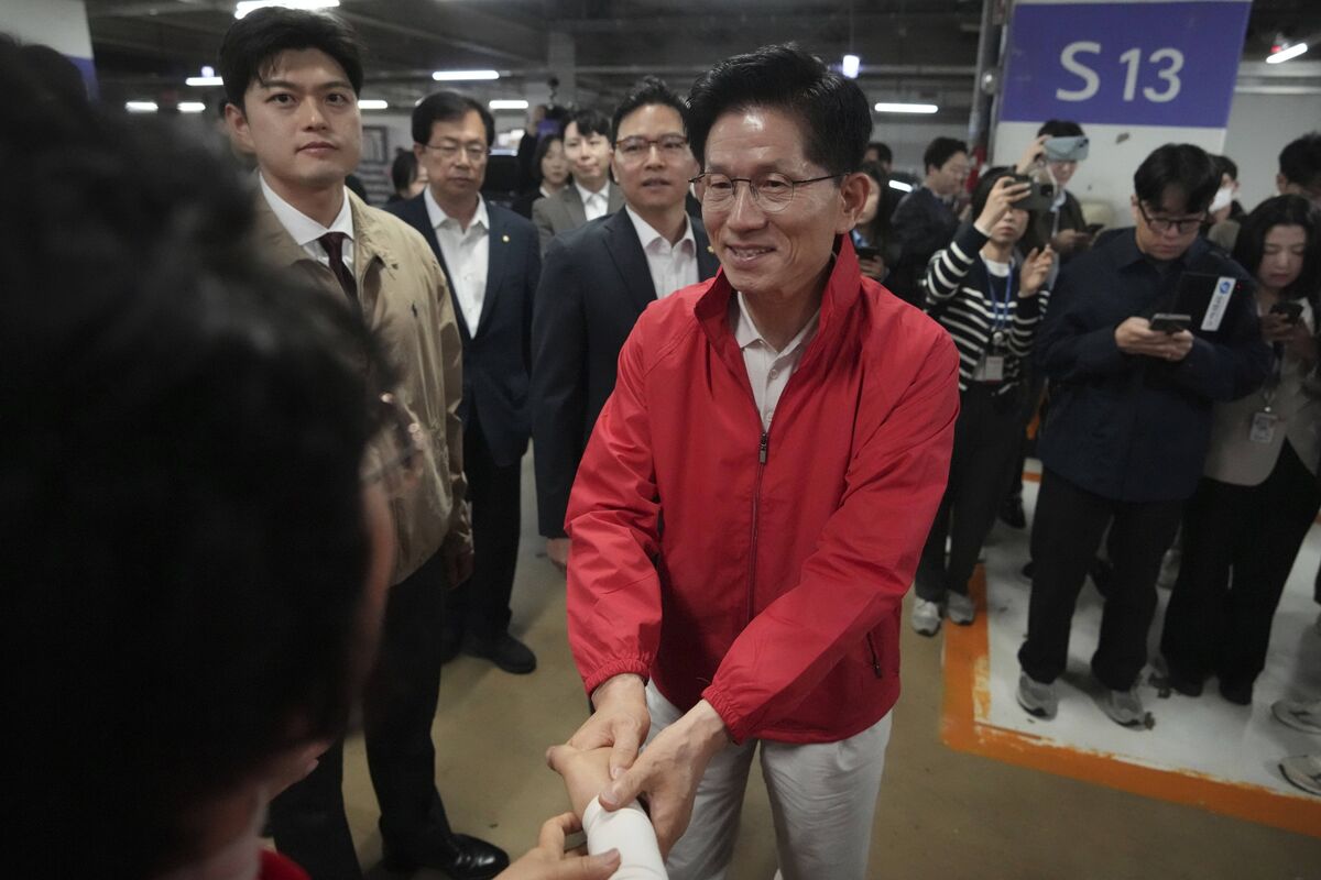S. Korean Conservatives Choose Right-Winger as Campaign Begins