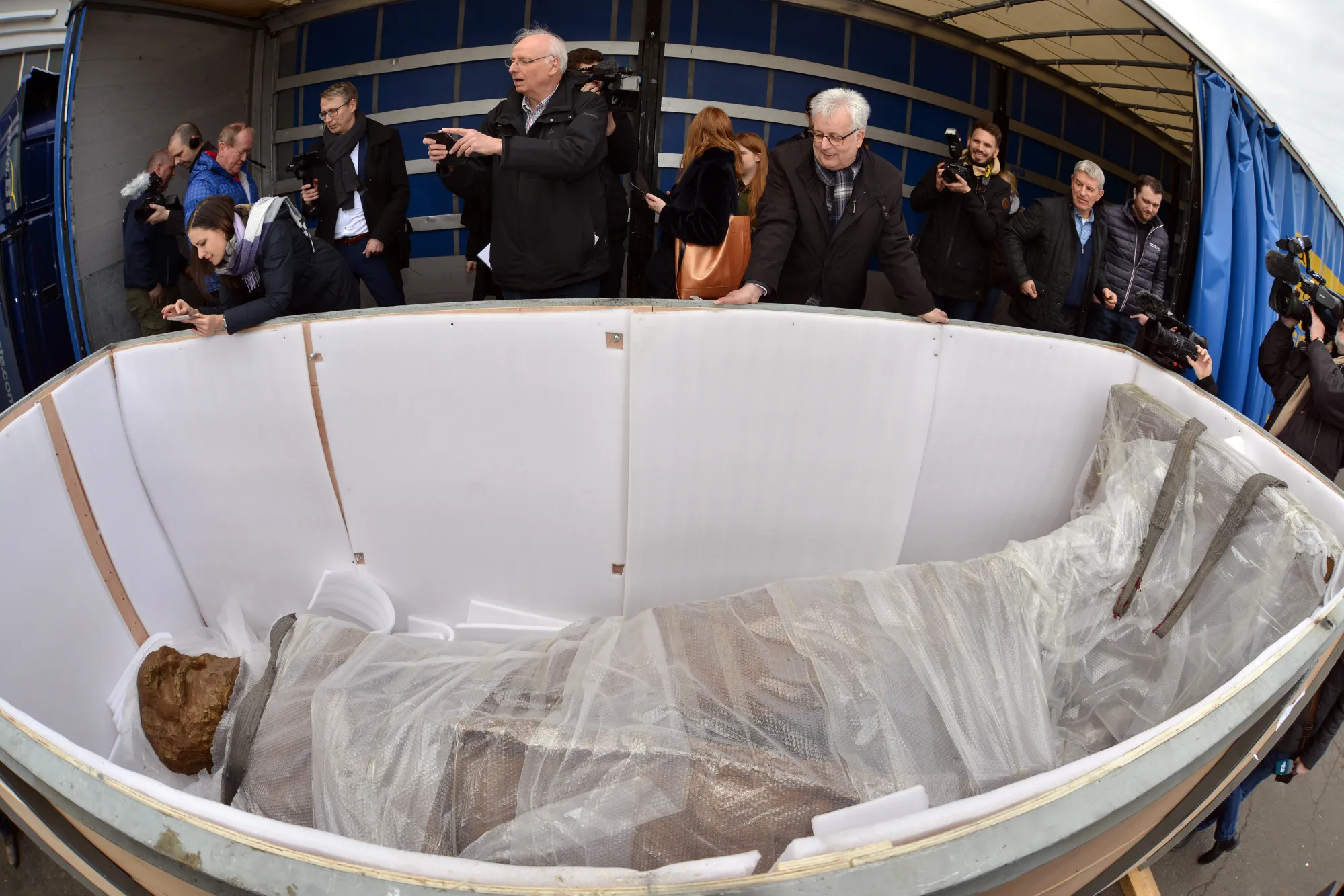 The bronze Karl Marx statue arrives in Trier.