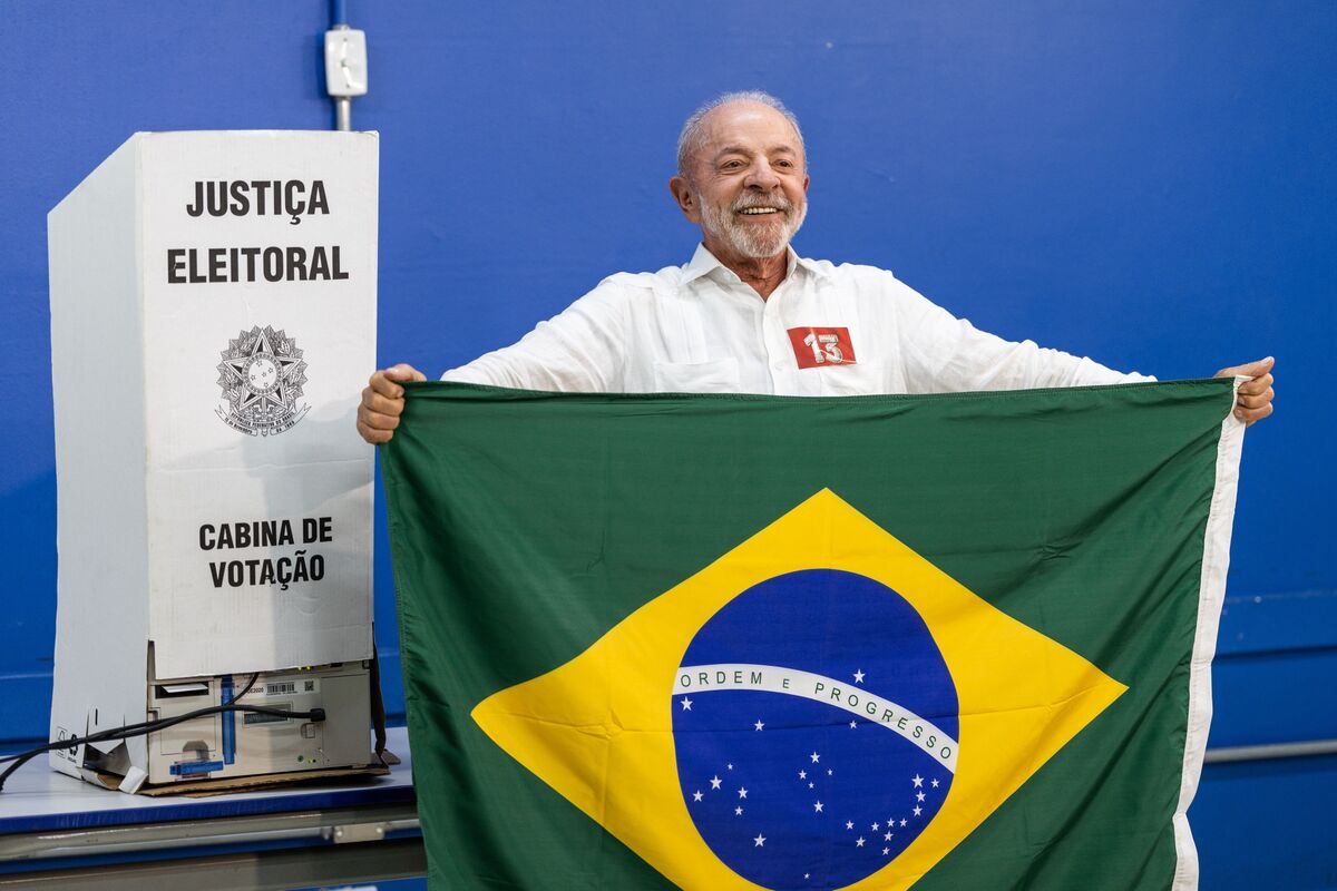 Pessoa diante de casa de câmbio genérica durante forte instabilidade do real.