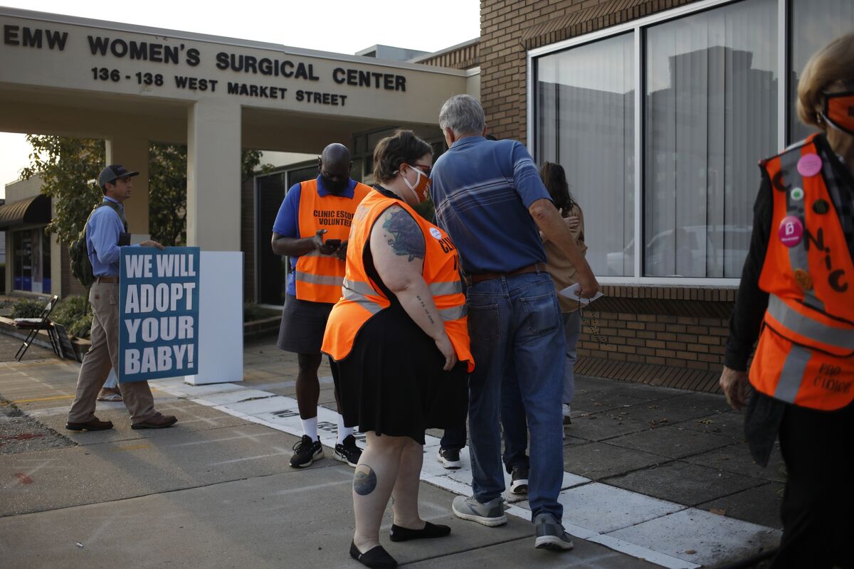 Over 200 Abortion Clinics in the US Would Disappear if Roe v. Wade Is  Overturned - Bloomberg