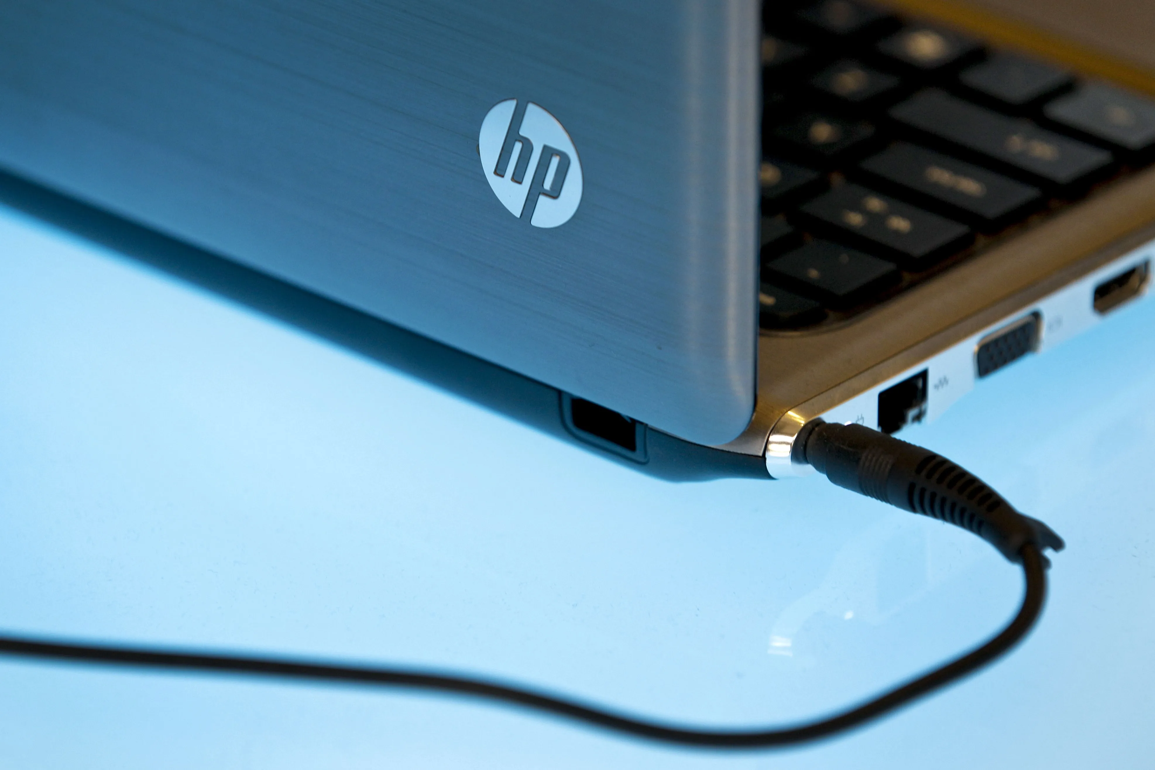 Hewlett-Packard Misses Estimates As Consumers Curb Spending