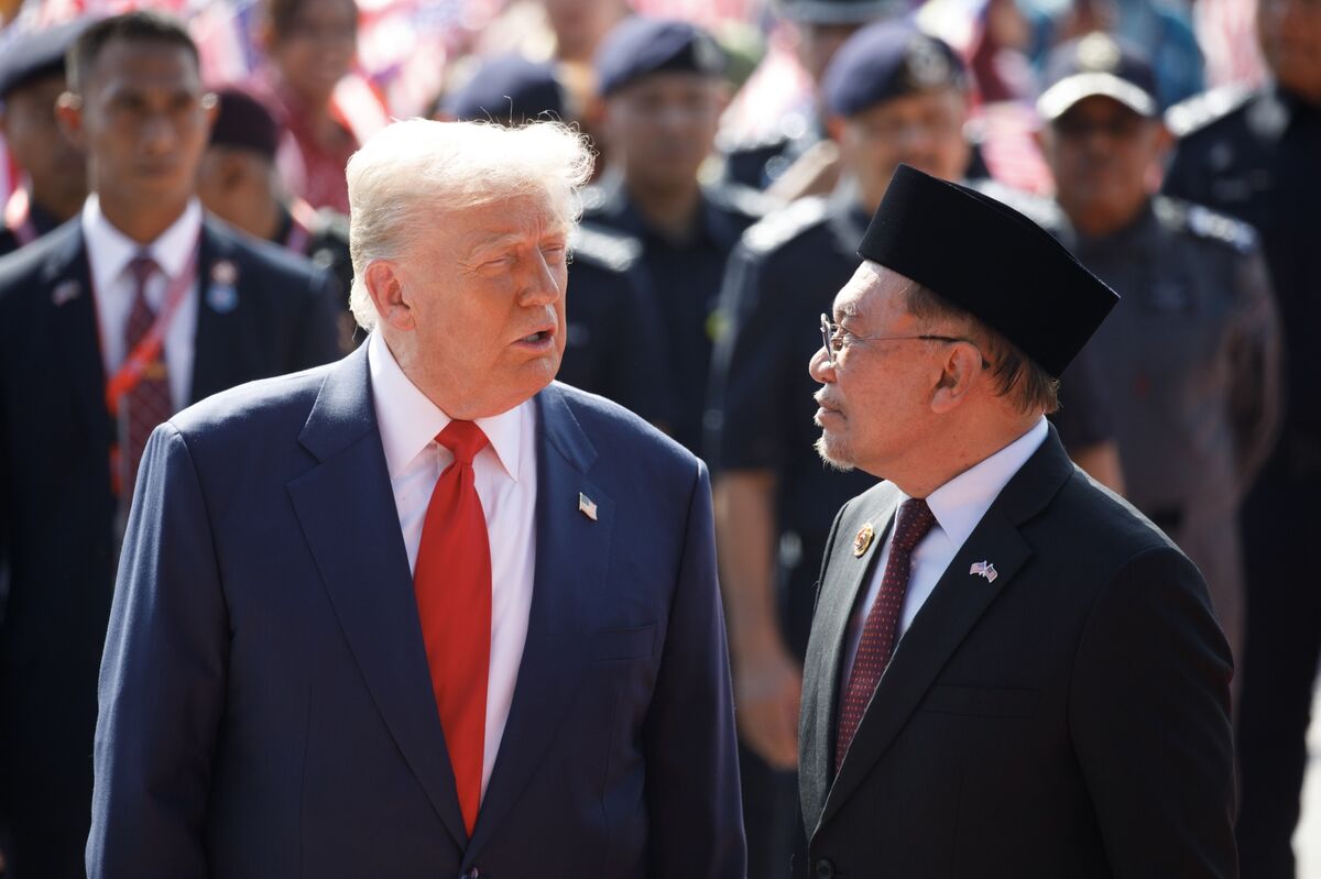 ⚫️ BLOOMBERG: Il presidente degli Stati Uniti firma accordi commerciali in Asia durante il suo tour.