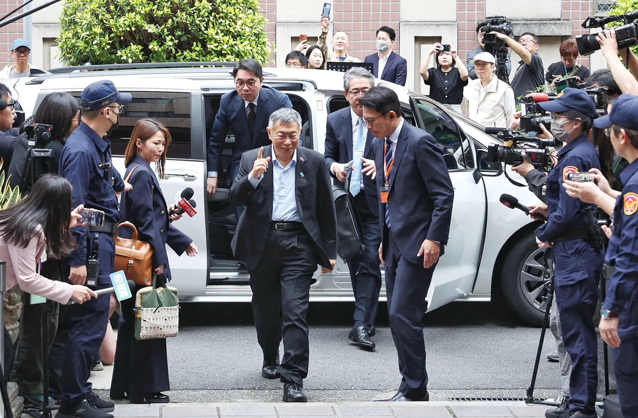 Ko Wen-je arrives at court in Taipei on March 26.