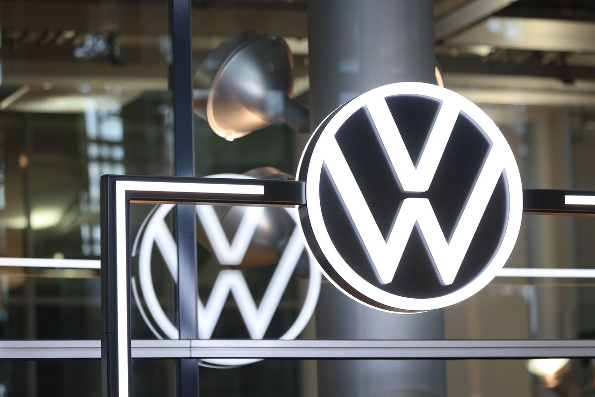 bloomberg.com - William Wilkes - VW Warning Deepens German Automakers' Gloom as Workers Protest