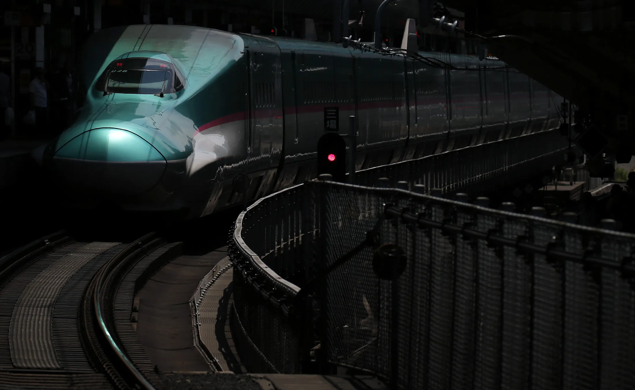 An East Japan Railway Co. E5 series Shinkansen bullet train stands on the platform at Tokyo Station.
