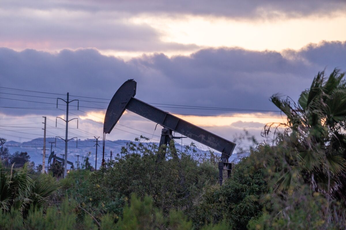 bloomberg.com - Nicholas Lua - Oil Declines With US Economic Isolation Plan for Iran in Focus