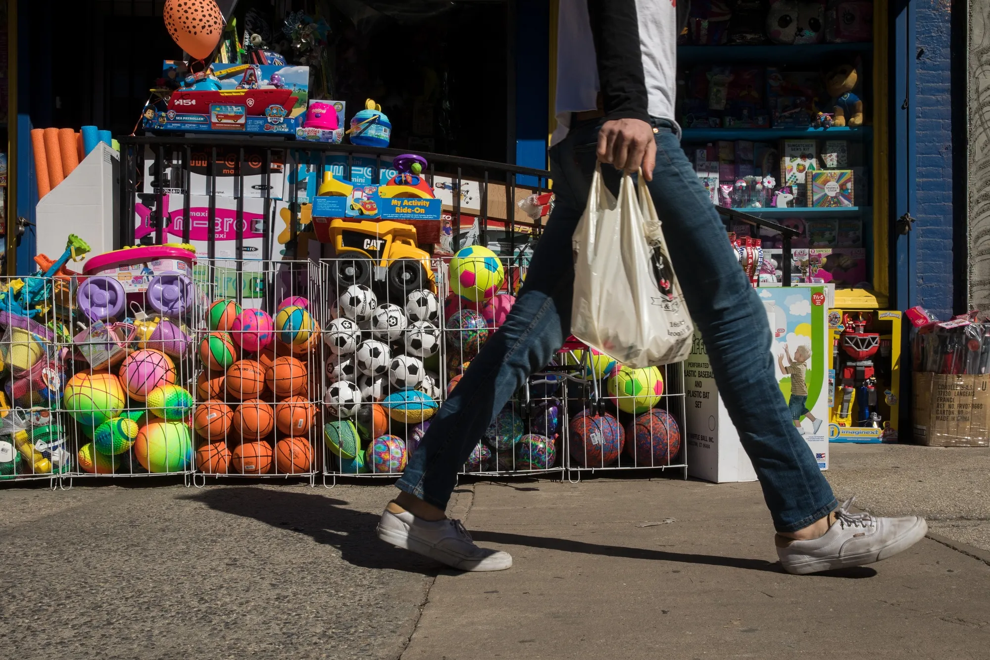 Governor Andrew Cuomo Introduces Bill To Ban Plastic Bags In New York State