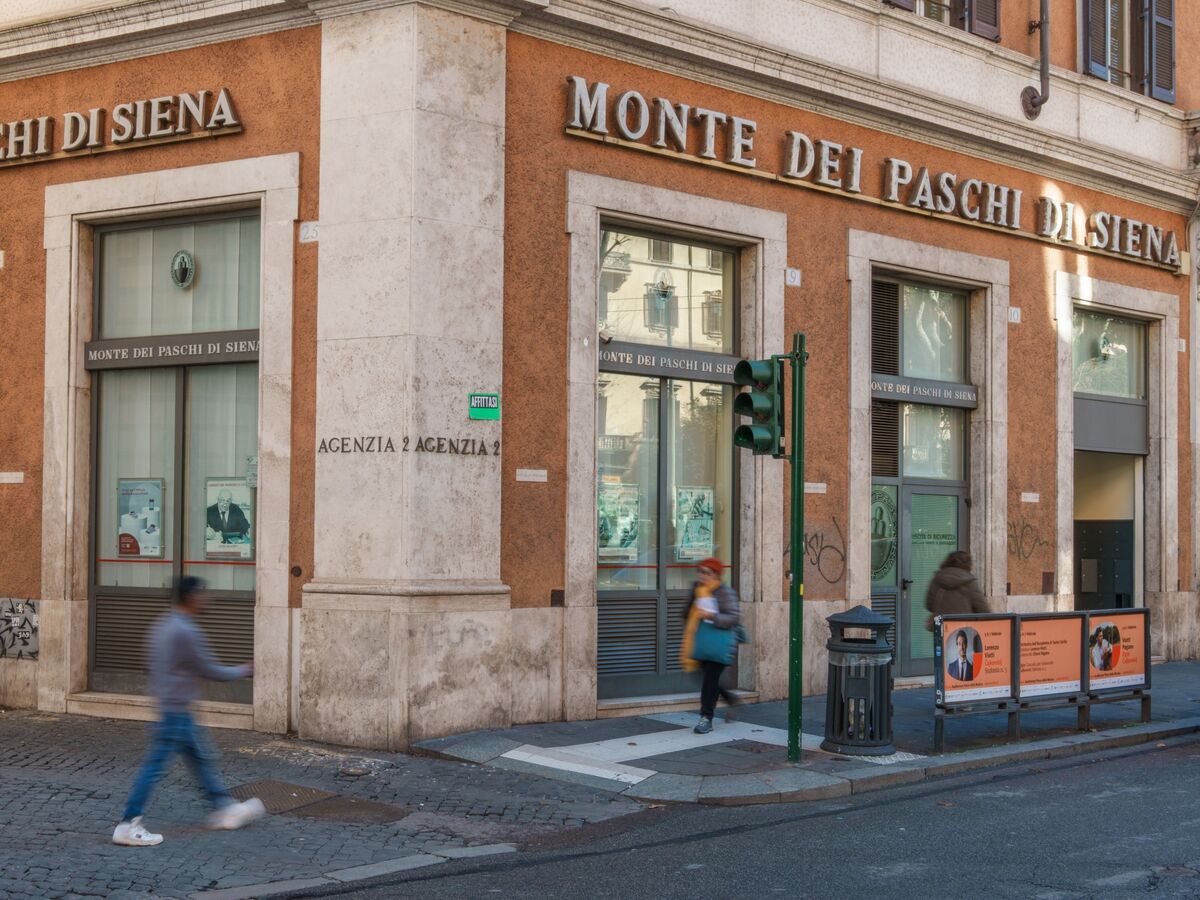 Intesa Makes €30.6 Billion Paschi Bid After Rival Pitch From BPM