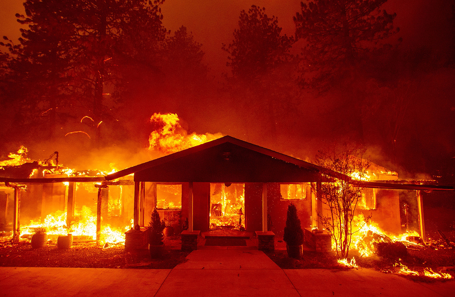 Fire house. Горящий дом. Дом горит. Огонь дома. Дом в огне.