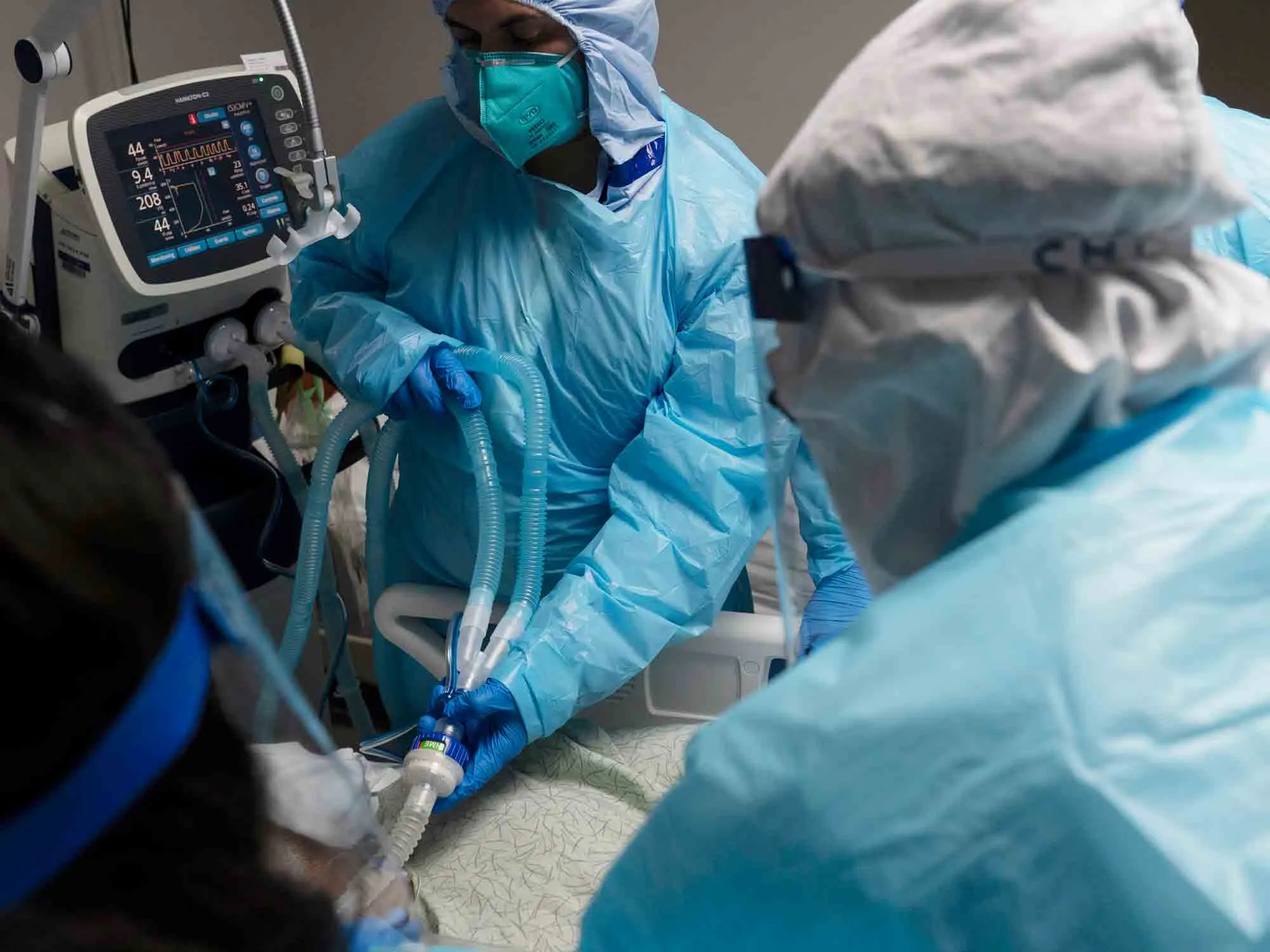 Medical staff treat a Covid-19 patient&nbsp;in Houston, Texas, on Nov. 19.