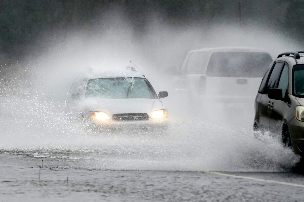 Heavy Rain Brings Flooding, School Closures to the Pacific Northwest -  Bloomberg