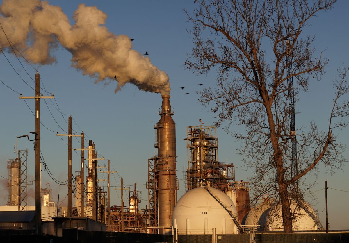 Oil Drops as Trump Strikes Upbeat Tone on Outlook for Iran Deal