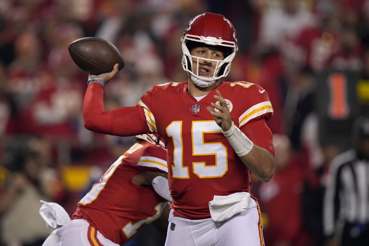 Chiefs' Mahomes Feels Good After High Pass Volume Vs Titans - Bloomberg