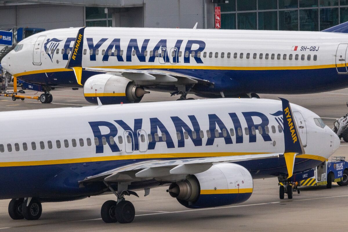 bloomberg.com - Kate Duffy - Ryanair Lifts Passenger, Fare Outlook on Early Boeing Deliveries