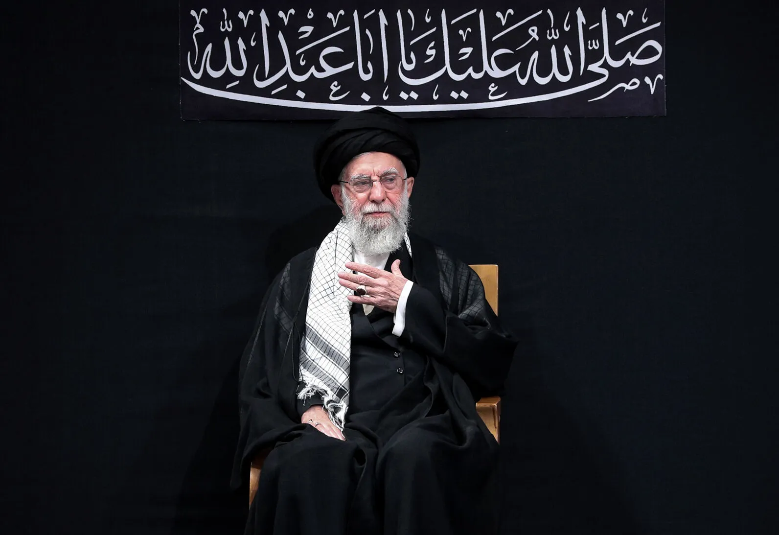آیت‌الله علی خامنه‌ای، رهبر جمهوری اسلامی ایران، در مراسم عاشورا در تهران، ۵ ژوئیه.