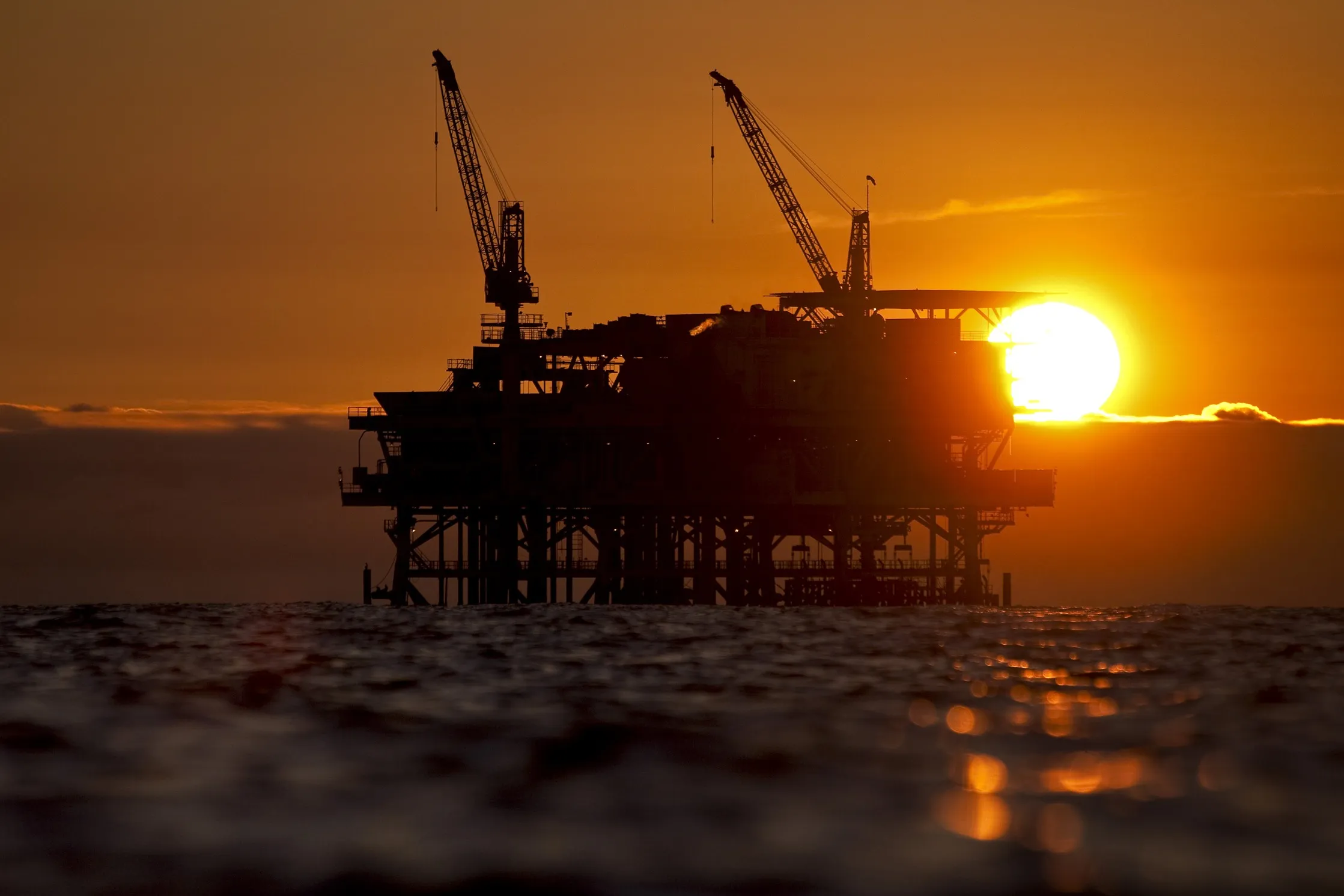 U.S. Reaches Oil-Output Milestone Months Earlier Than Expected