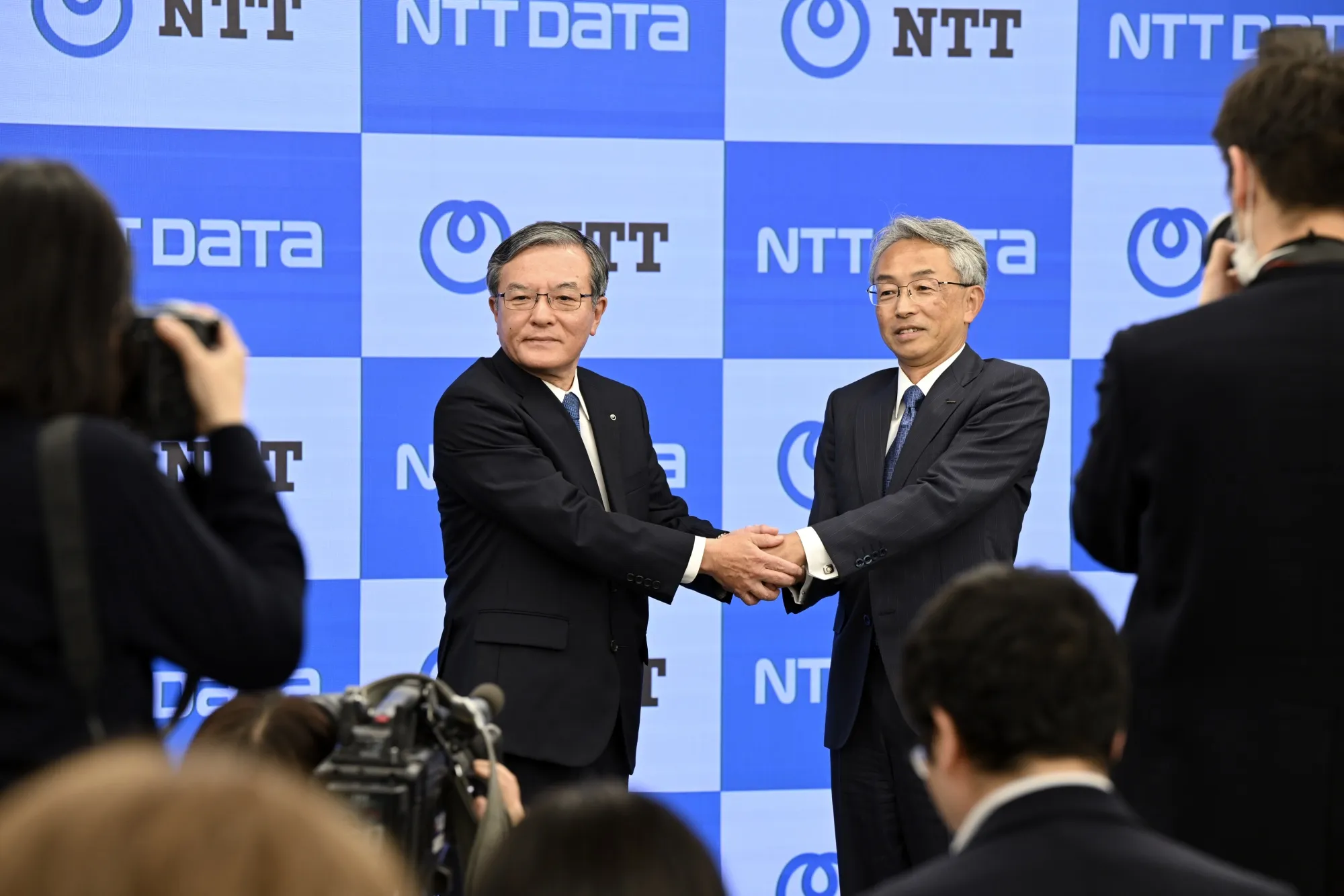 NTT CEO Akira Shimada, left, and NTT Data CEO Yutaka Sasaki in Tokyo on May 8.