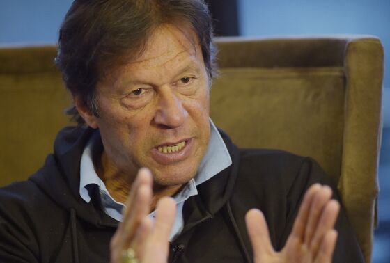 Ex-Cricketer Imran Khan Woos Pakistan's Turncoat Politicians