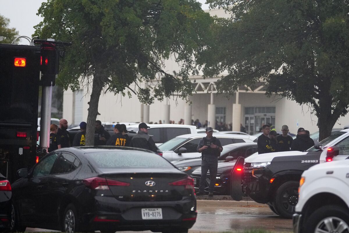 ICE Center Shooting in Dallas Leaves Two Dead Including Shooter - Bloomberg
