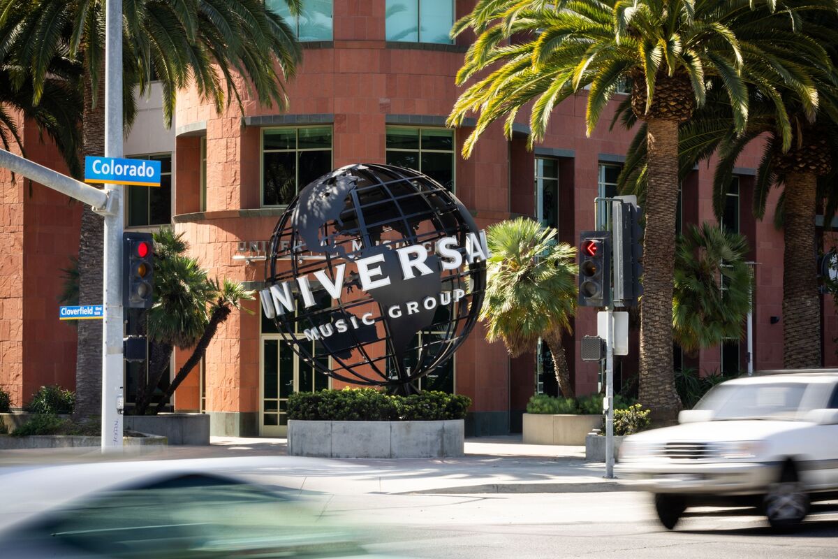bloomberg.com - Ronan Martin - Universal Music Sounds Out Investors for €1 Billion Bond Sale
