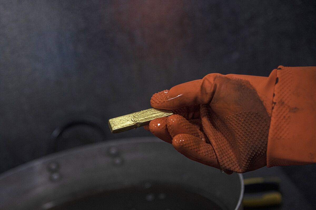 Gold’s Decade Shines Less Brightly for Stocks