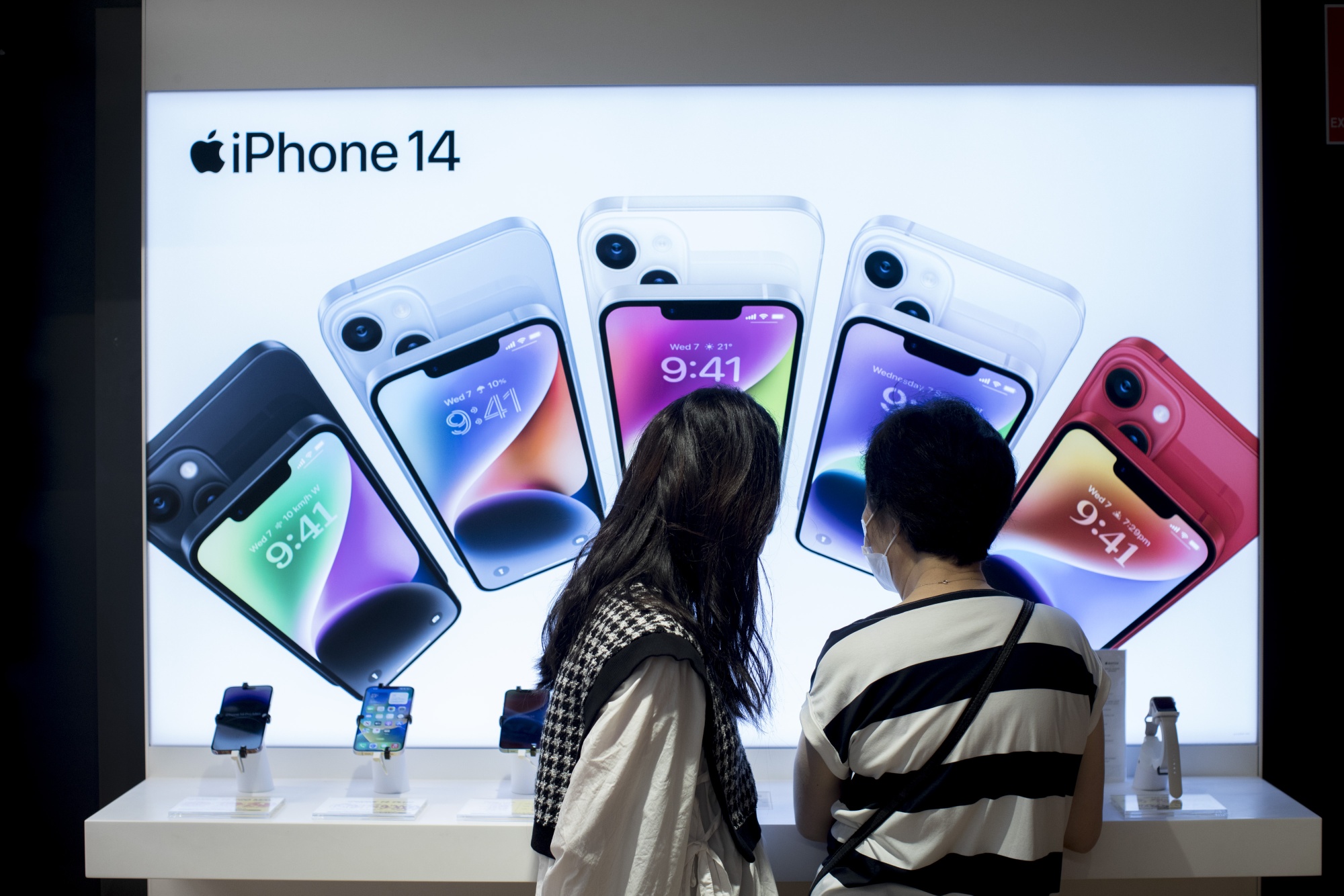 iPhone 15: Global smartphone demand collapses as Apple aims to take top  spot