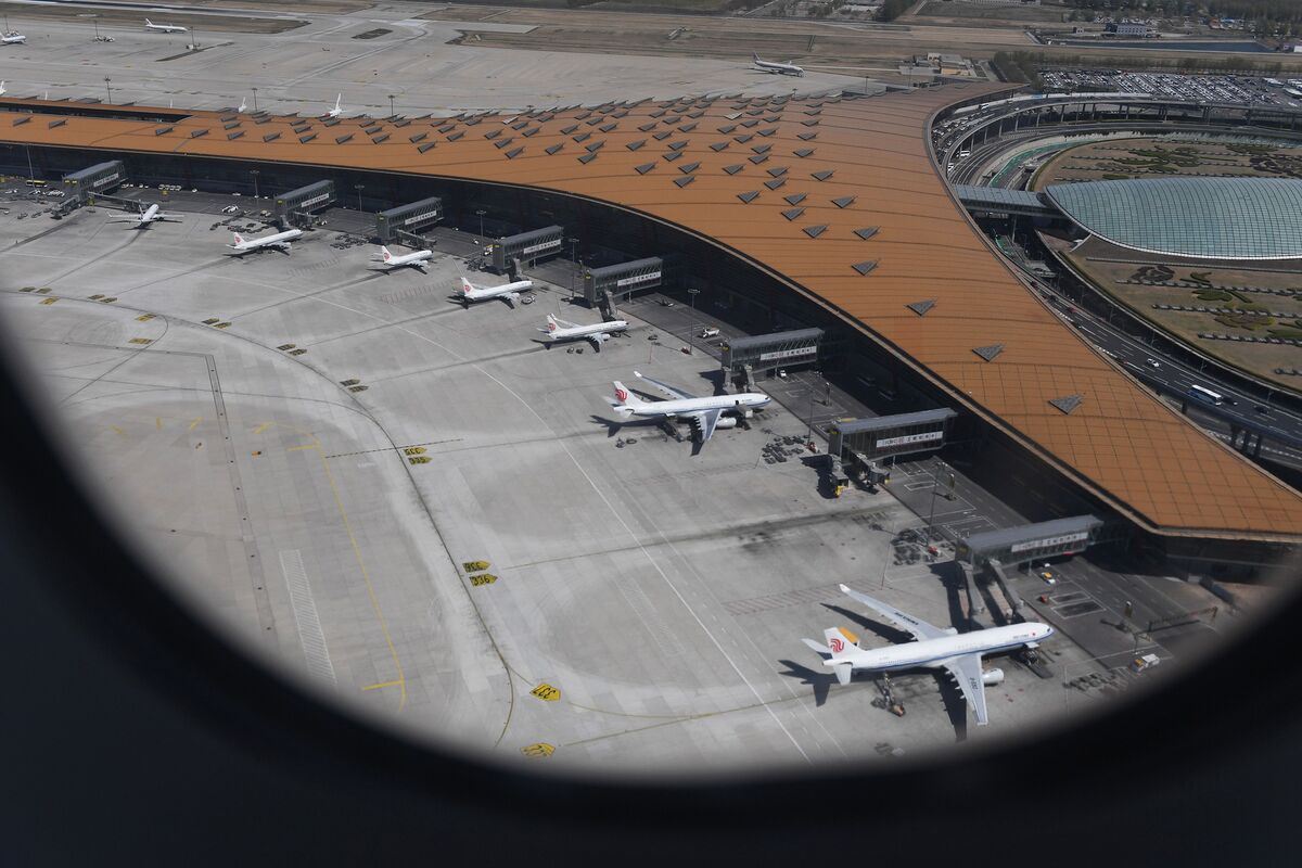 Прилет аэропорт пекин. Аэропорт Пекина. Аэропорт Пекин самолеты. Аэропорт Пекина из окна самолёта. Пекинский аэропорт ферма.