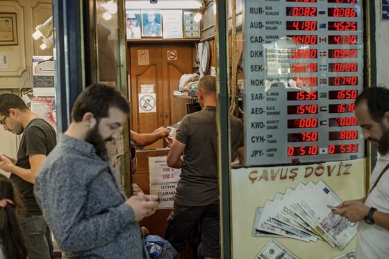 Losing Faith Fast, Istanbul Merchants Throw in Towel on the Lira 