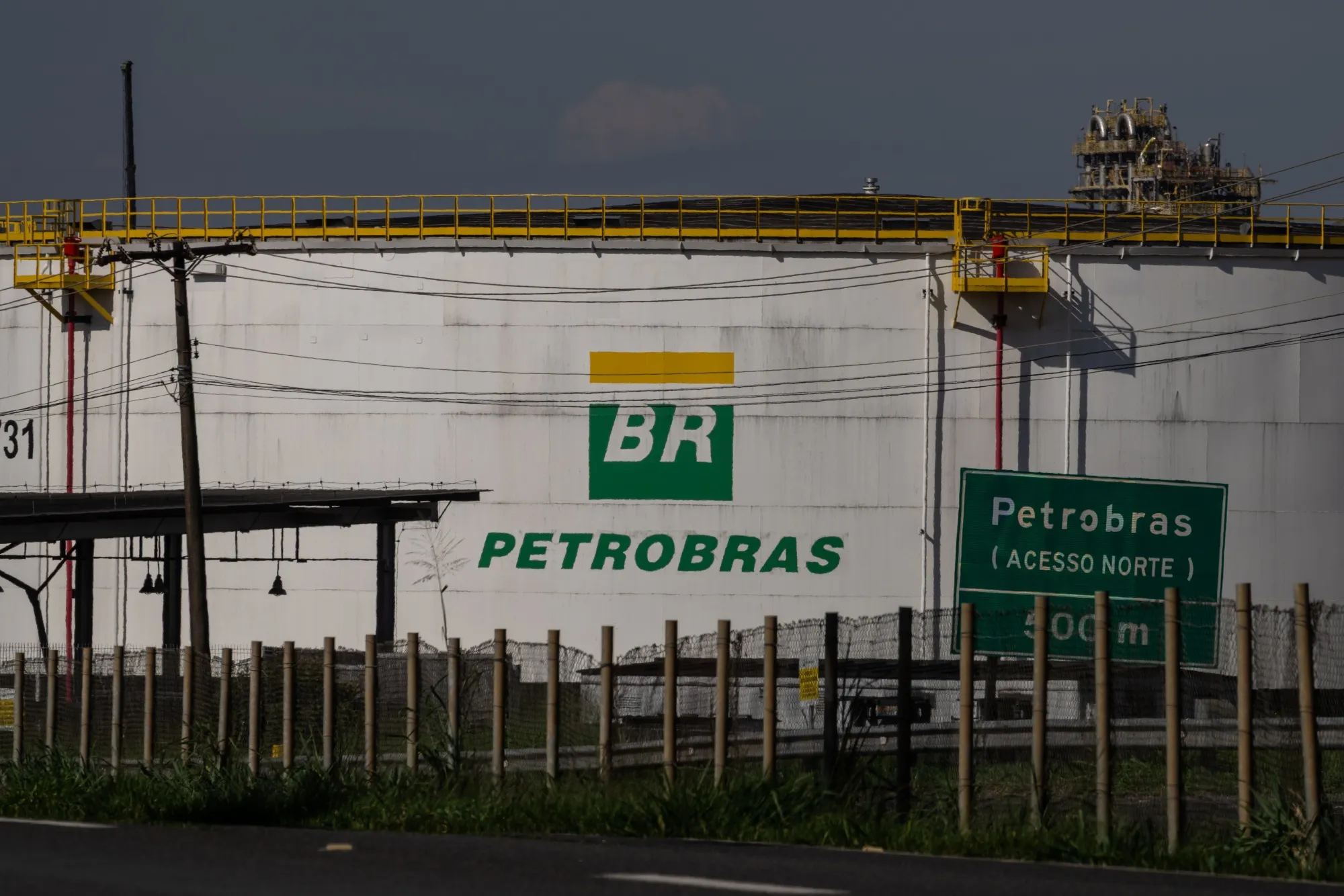 Sinalização na Refinaria Paulinia Replan da Petrobras, em Paulinia, estado de São Paulo