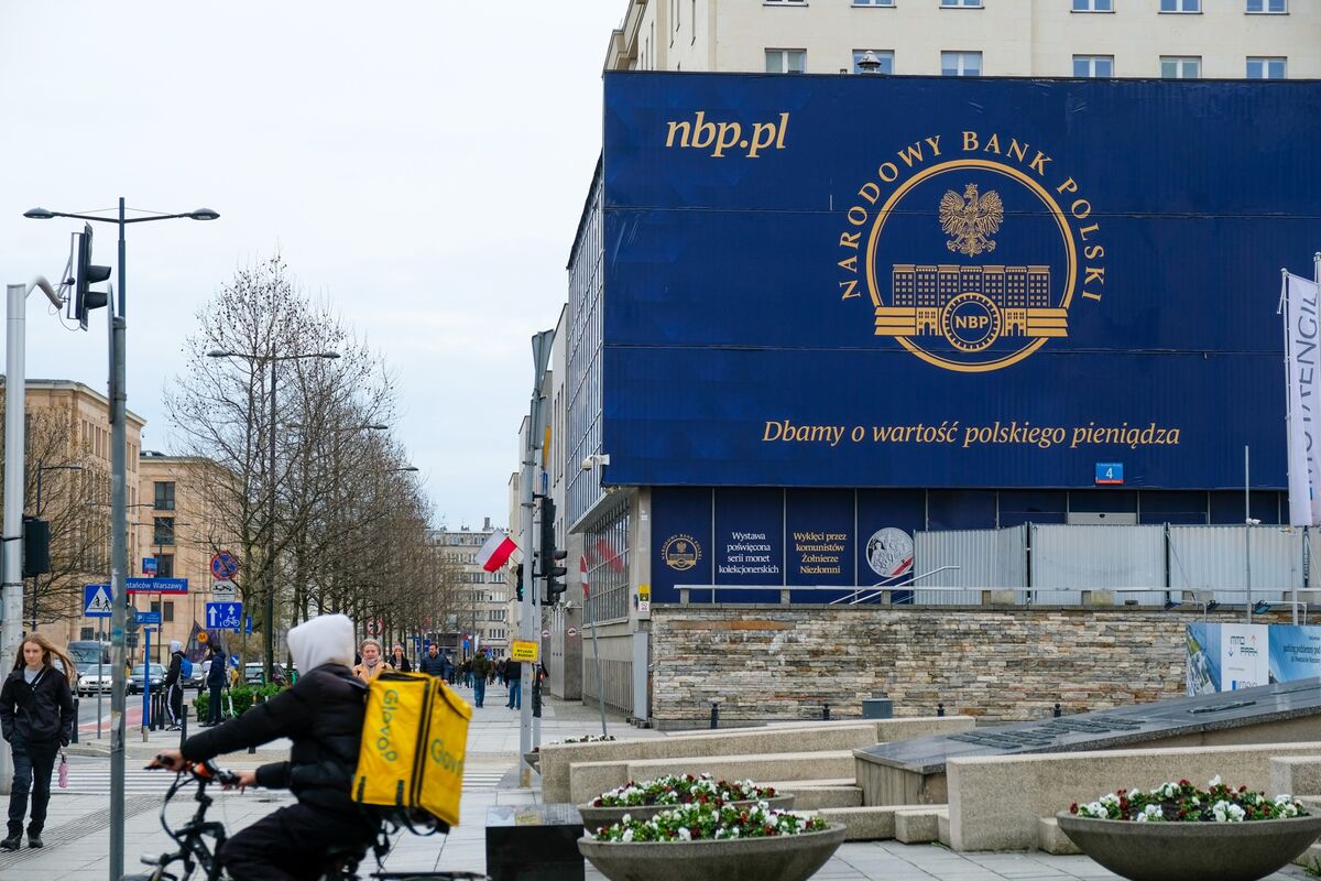 Poland Policymaker Eyes 2025 Interest Rate Cuts, Doesn’t Exclude Hikes