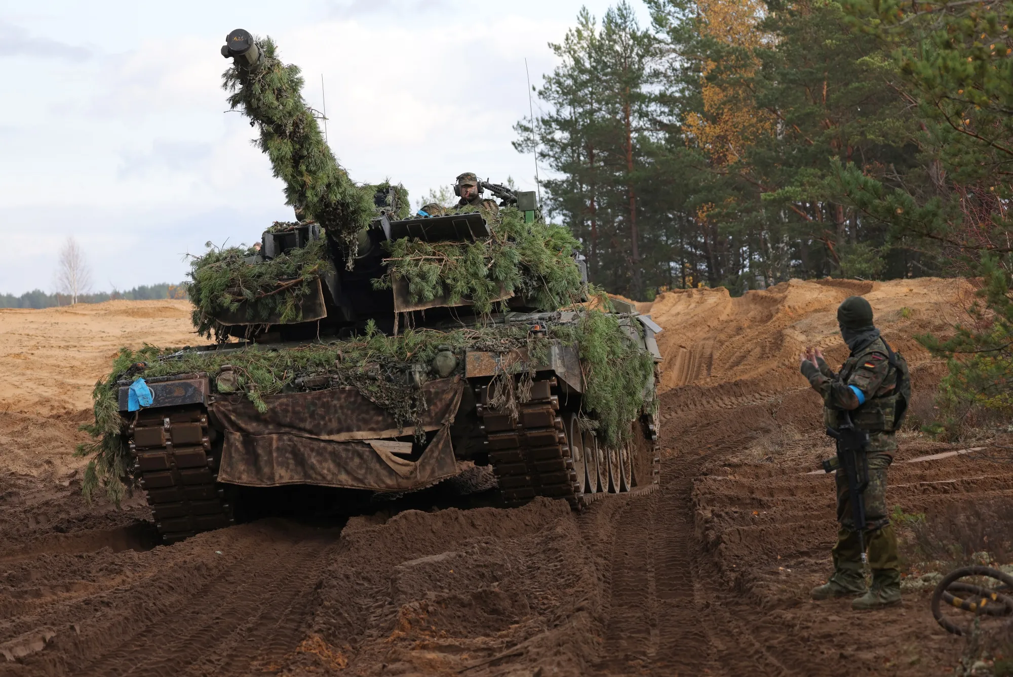 &nbsp;A Leopard&nbsp;battle tank