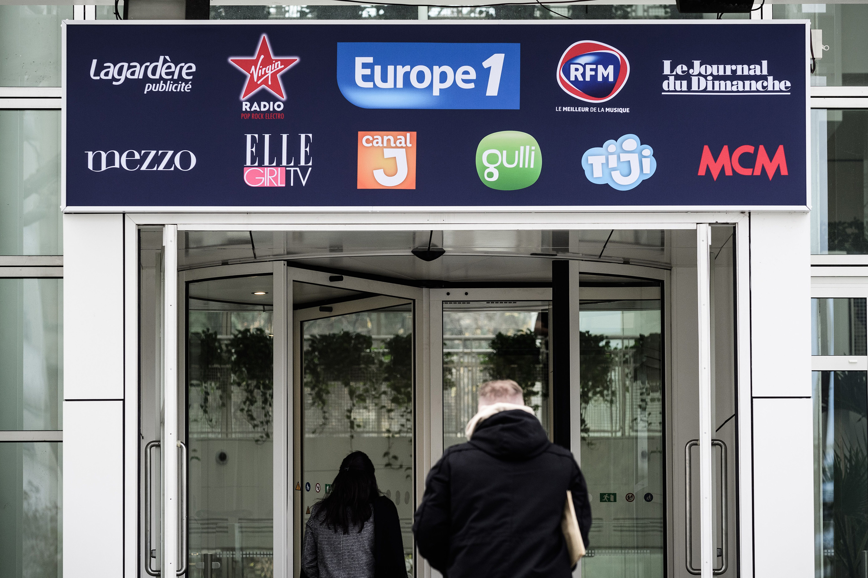Billionaire Arnault Buys Influence Through Media Deals in France - Bloomberg